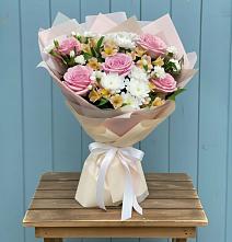 Букет цветов из:  Гвоздики, Орхидеи и Розы в Сюмси