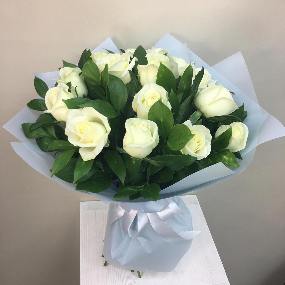 Букет 15 Белых роз Проуд в Сюмси