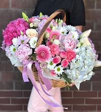 Композиция солнечный день в Сюмси Цветочная композиция из Розы, Хризантемы, Пионы и Лизиантусы в корзине в Сюмси