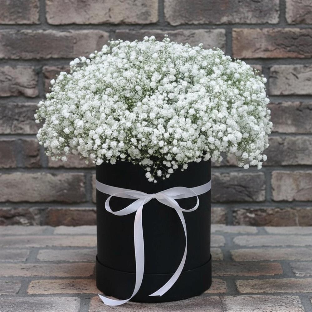 Цветочная композиция из Гипсофила в шляпной коробке в Сюмси