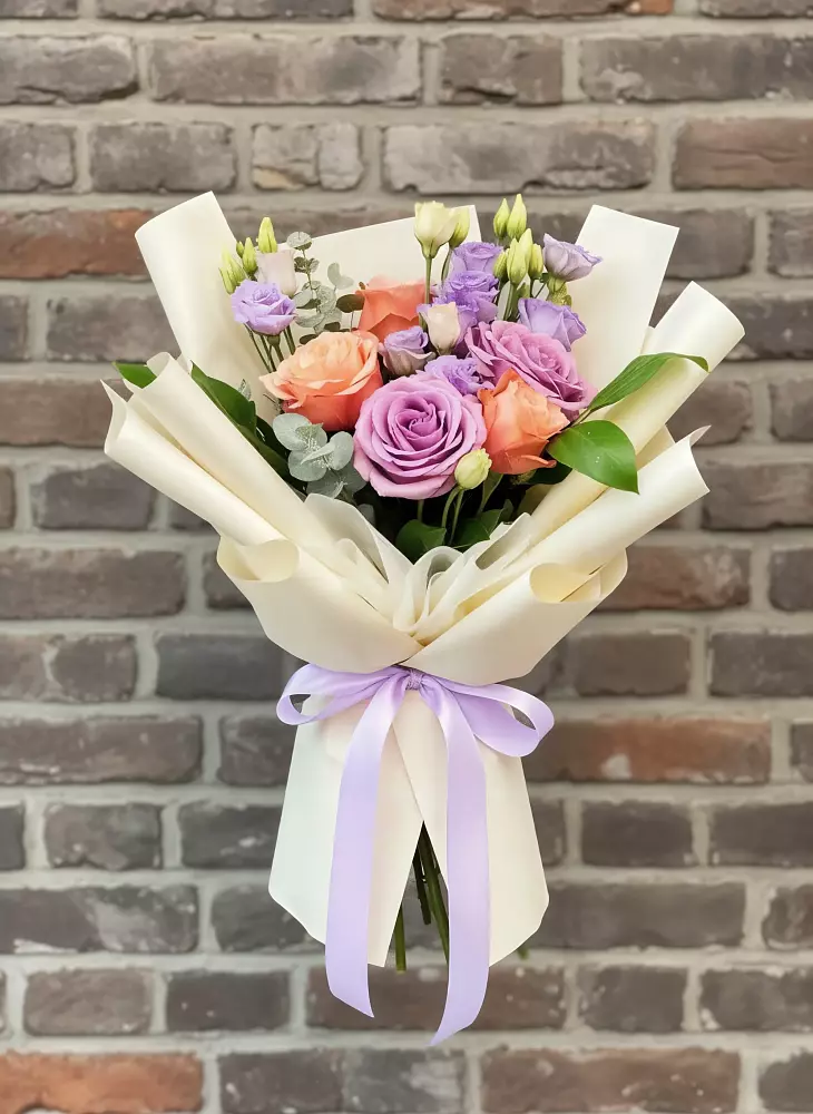 Букет цветов из: Лизиантусы и Розы в Сюмси