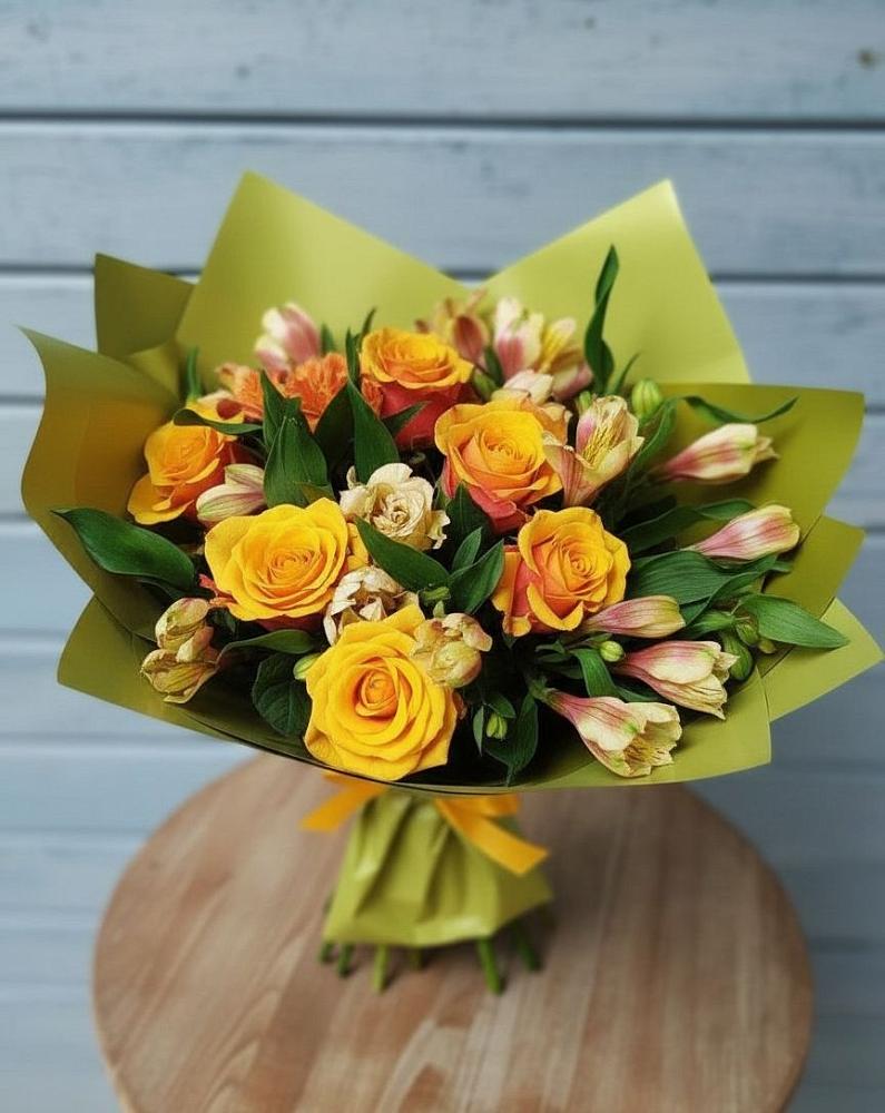 Букет цветов из: Альстромерии и Розы в Сюмси