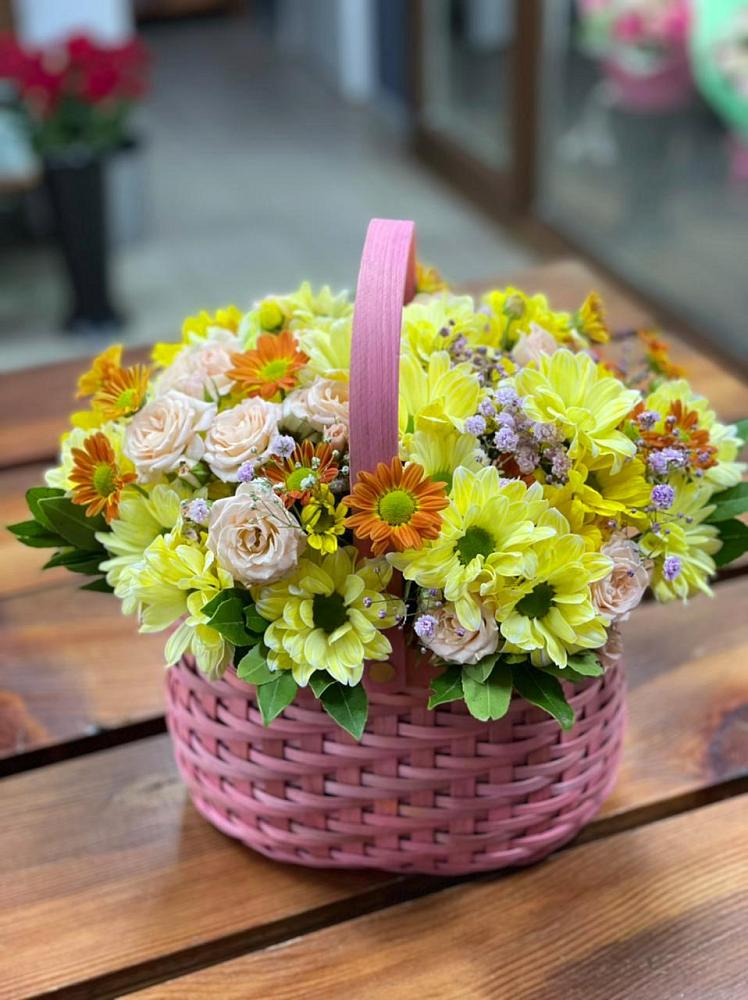 Цветочная композиция из Хризантемы и Розы в корзине в Сюмси