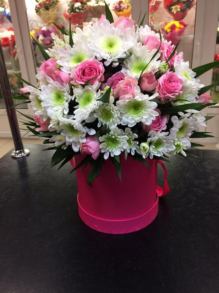 Цветочная композиция из Розы и Хризантемы в шляпной коробке в Сюмси