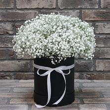 Цветочная композиция из Гипсофила в шляпной коробке в Сюмси