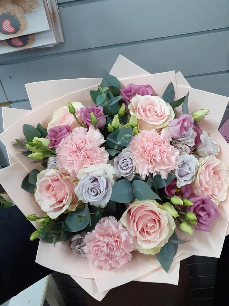 Букет цветов из: Розы, Гвоздики и Лизиантусы в Сюмси