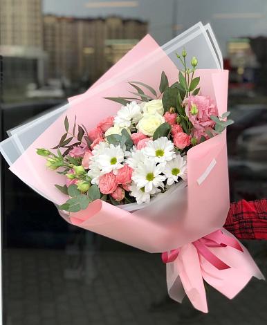 Букет цветов из: Розы, Лизиантусы и Хризантемы в Сюмси